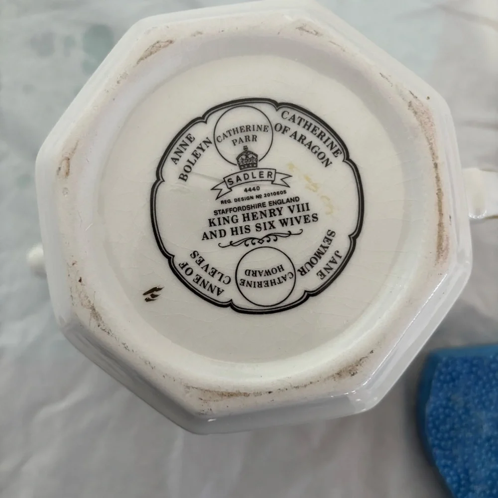 Sadler King Henry the VIII and 6 Wives Teapot England Crown Lid Gold Trim - Picture 12 of 13